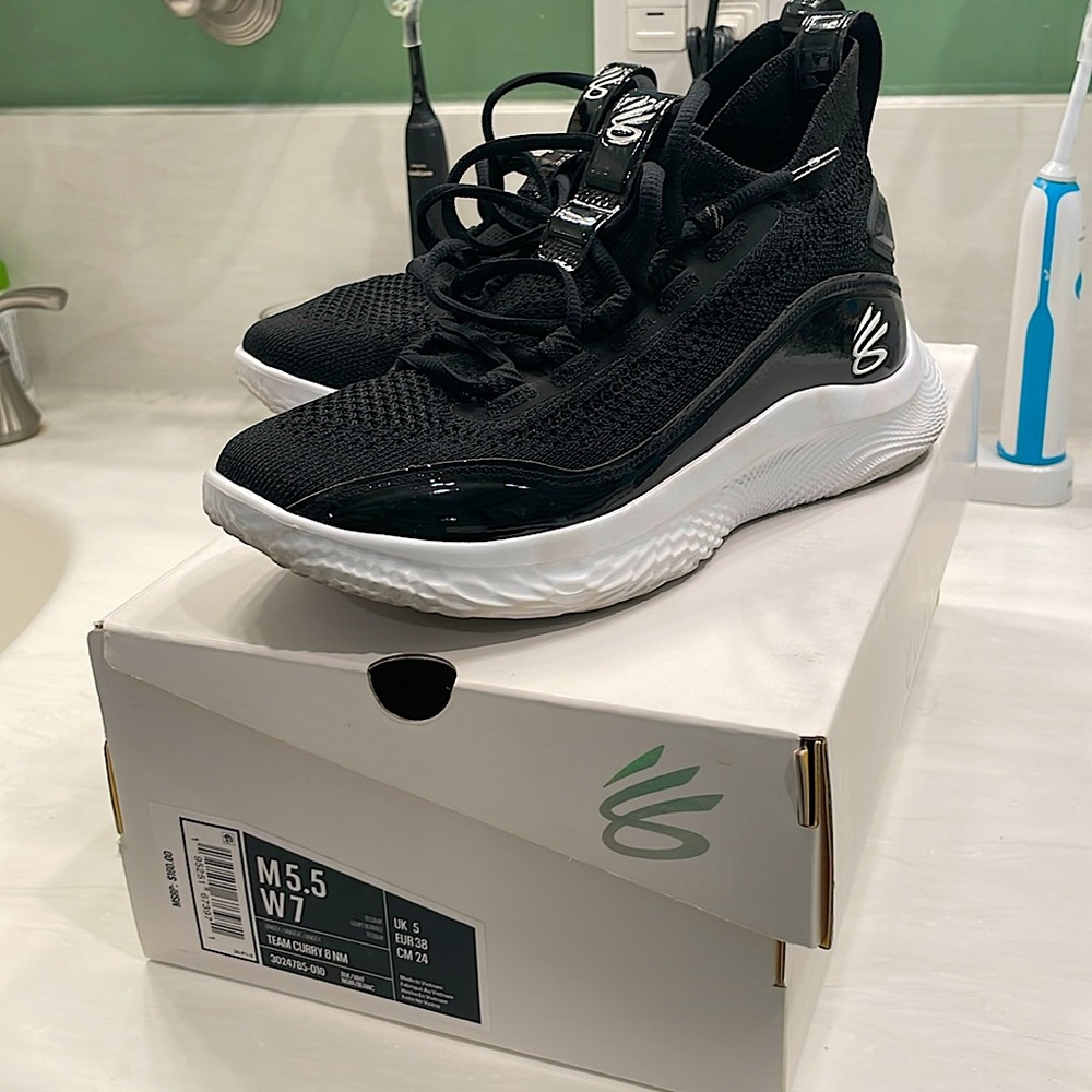 Steph Curry Under Armour M 5.5 W 7 high tops, great condition. Barely worn.